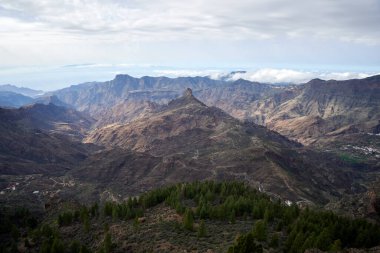 Roque Nublo, Gran Canaria, İspanya 'dan kayalık dağların manzarası