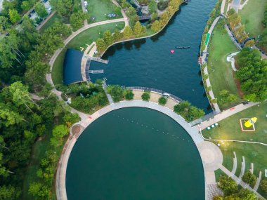 Woodlands, ABD 'deki güzel bir şehir manzarasının yüksek açılı görüntüsü.