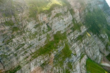 İsviçre 'deki Santis sıradağlarının Schwagalp geçidine ait teleferiğin hava görüntüsü.
