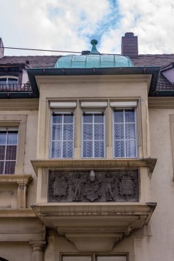 Freiburg, Almanya ve Avrupa 'daki tipik tarihi binaların ön cephesi.