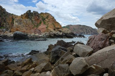 Yazın sahilden çekilen bulutlu mavi gökyüzü