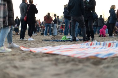 Almanya, Wedel 'deki plajda parti veren insanların düşük açılı görüntüleri.