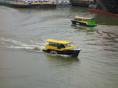 Rotterdam 'ın sularında su taksisi yolda. Merwehaven 'da birbirini izleyen iki taksi..