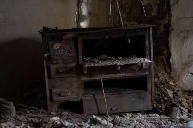 Makedonya 'nın Polchishte kentindeki bir köyde terk edilmiş eski bir binada hasarlı bir mobilya