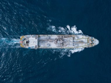 Güney Atlantik 'te tanker yolda. İHA 'dan ele geçirilen gemi. Tanker hava görüntüsü. Yukarıdan tanker.