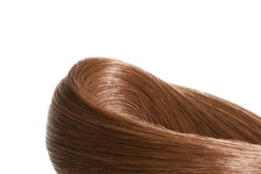 Beyaz arka planda izole edilmiş güzel, yumuşak ve sağlıklı kahverengi saçlı bir tel.