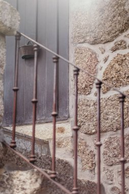 Ön ahşap kapıya çıkan taş merdivenler.