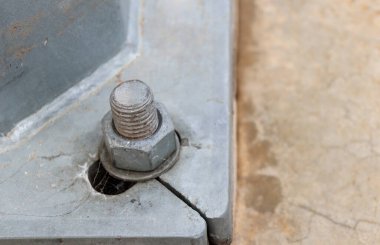 Çelik yapı, cıvata ve betonun endüstriyel manzarası