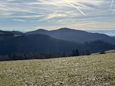 Üzerlerinde güzel gökyüzü olan dağların manzarası.