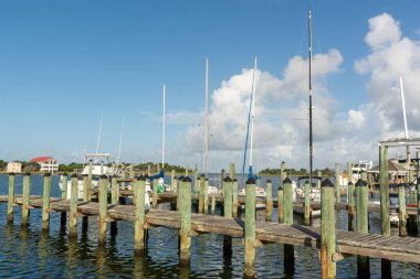 Kuzey Carolina, Ocracoke Adası 'ndaki Silver Lake rıhtımında balıkçı malzemeleri ve yelkenliler.