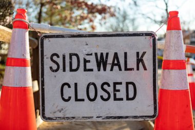 Sokakta iki trafik konisi arasında 