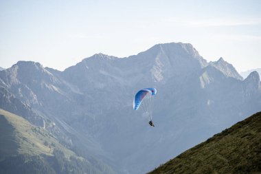 Paraşütçü sineklerin güzel manzarası, arka planda dağlar Bergen, Alpen