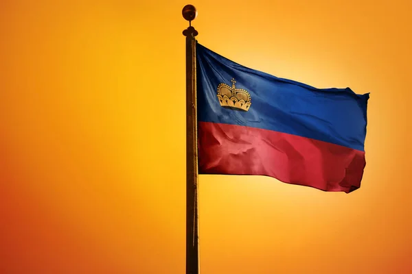 Bandeira Nacional Liechtenstein Num Mastro Isolado Num Fundo Laranja — Fotografia de Stock