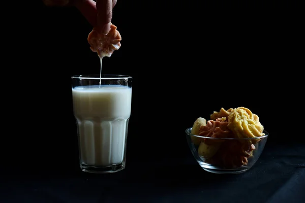 Una Vista Una Mano Sumergiendo Una Galleta Leche Tazón Galletas —  Fotos de Stock