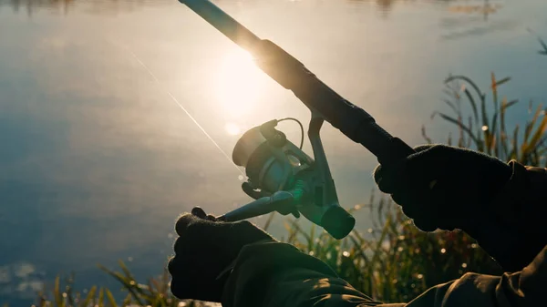Gros Plan Une Canne Pêche Dans Lac Coucher Soleil — Photo