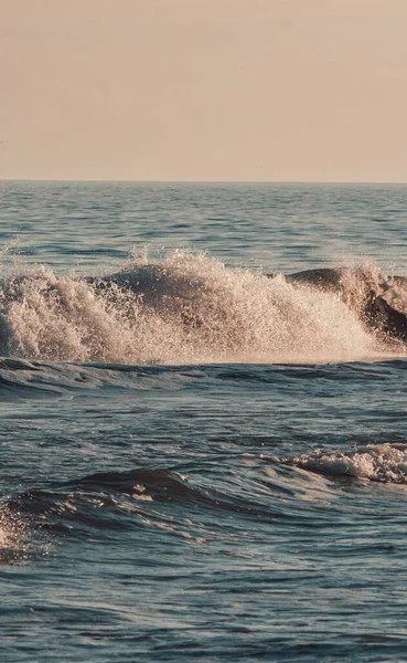 Μια Κάθετη Βολή Της Θάλασσας Παφλασμό Κύματα — Φωτογραφία Αρχείου