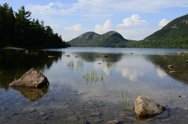 Niebieskie Zachmurzone Niebo Nad Spokojnym Jeziorem Wiosną — Zdjęcie stockowe