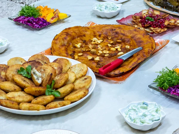 传统的库尔德人餐桌与不同的菜肴的特写 面包与花生 — 图库照片