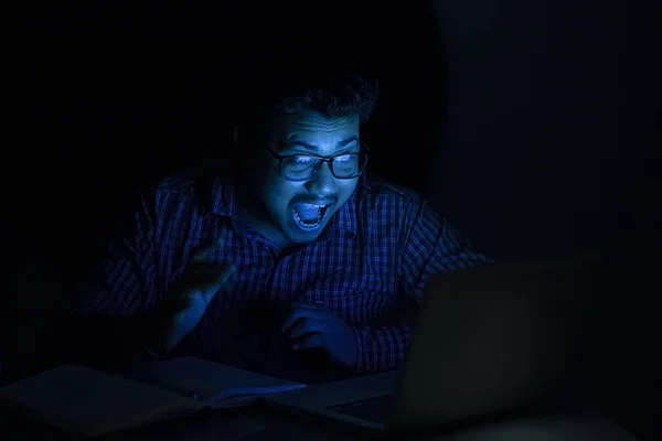 Young Man Screaming Shrieking Late Night Looking Laptop Screen Wearing — Stock Photo, Image