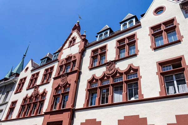 德国弗赖堡市中心一座历史建筑的低角度摄影 — 图库照片
