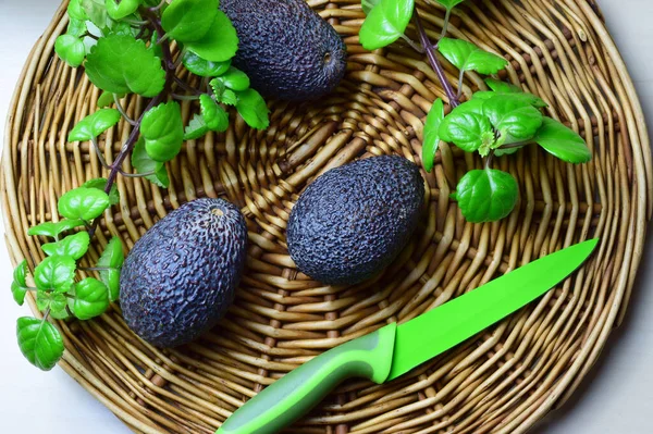 Una Vista Superior Aguacates Maduros Con Hojas Plantas Cuchillo Verde — Foto de Stock