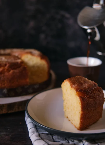 Vertikale Aufnahme Des Köstlichen Vanillekuchens Und Der Tasse Tee — Stockfoto