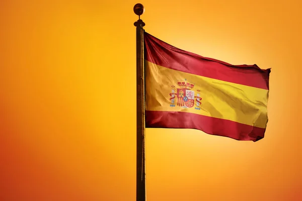 Renderowanie Hiszpańskiej Flagi Machającej Wietrze Pomarańczowym Tłem — Zdjęcie stockowe
