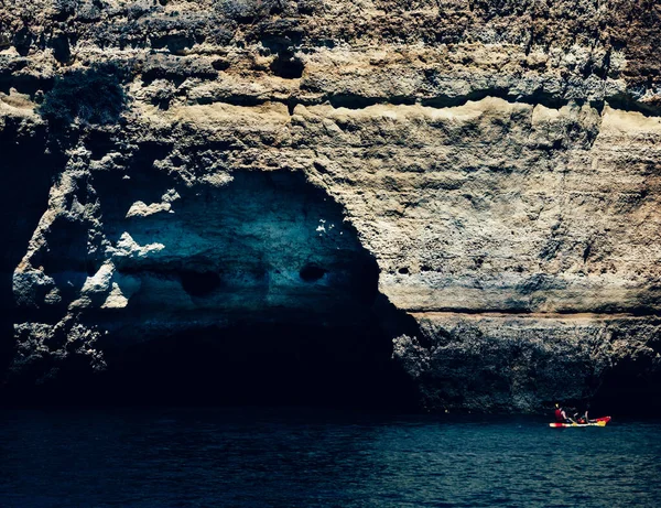 Barco Junto Penhasco Rochoso Com Uma Caverna Algarve Portugal — Fotografia de Stock