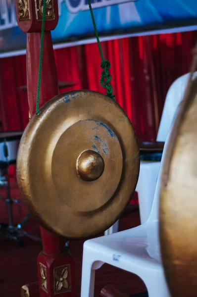 Close Instrumentos Música Folclórica Indonésia Palco Durante Dia Com Fundo — Fotografia de Stock