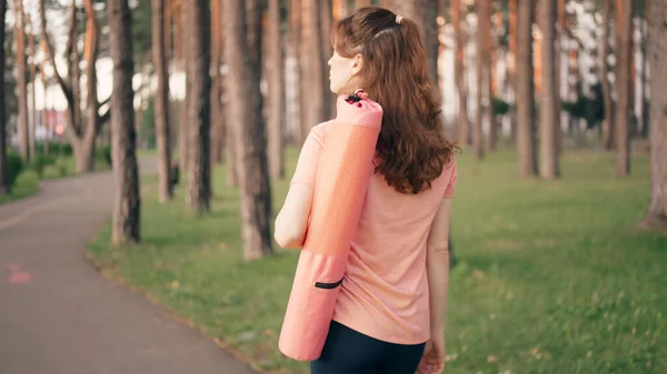 Backshot Vit Flicka Som Bär Yogamatta Som Går Asfalterad Väg — Stockfoto