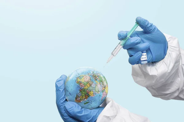 Ein Arzt Injiziert Auf Blauem Hintergrund Eine Spritze Mit Coronavirus — Stockfoto