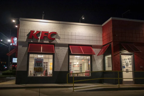 Augusta Usa Kentucky Fried Kyckling Restaurang Natten Upplysta Sidofönster — Stockfoto