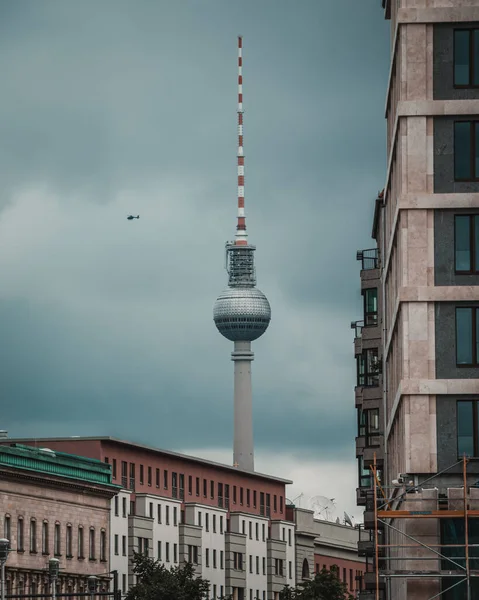 Foto Berliner Fernsehturm Torre Dia Sombrio Mal Humorado Com Helicóptero — Fotografia de Stock