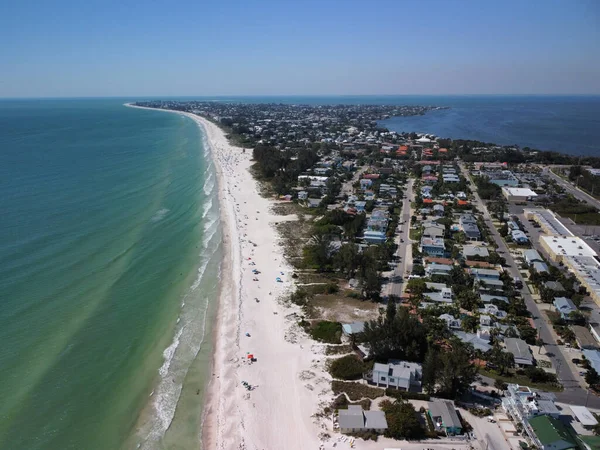 Ein Luftbild Von Einem Weißen Sandstrand Und Küstenstädte Unter Einem — Stockfoto