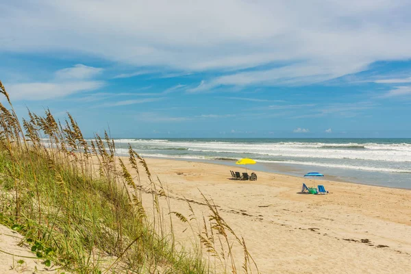 ノースカロライナ州オユーク島の空のビーチのビーチチェアと傘 — ストック写真