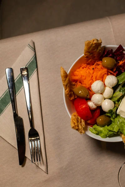 Färsk Sallad Med Morötter Oliver Sallad Och Mozzarellaost — Stockfoto