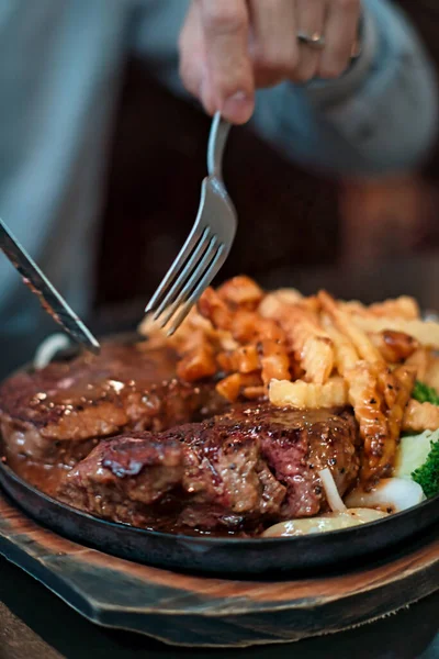 Person Som Äter God Varm Teppanyaki Stek Och Pommes Frites — Stockfoto