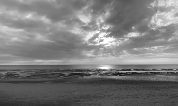 Black White Shot Beautiful Sandy Beach Background Sunbeams Coming Clouds — Stock Photo, Image