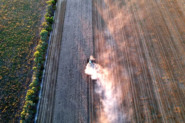 Vista Aérea Trator Que Cultiva Terras Agrícolas Perto Árvores Verdes — Fotografia de Stock