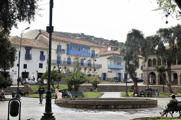 Uma Vista Panorâmica Das Pessoas Perto Fonte Praça Regocijo Cusco — Fotografia de Stock