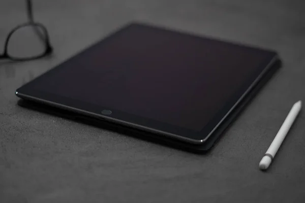 Een Close Van Een Zwarte Dunne Tablet Met Een Witte — Stockfoto