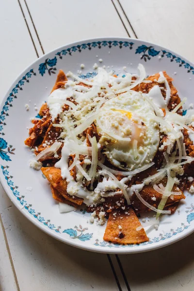 Chilaquiles Desayuno Mexicano Con Huevos Fritos Plato Floral Azul Blanco —  Fotos de Stock