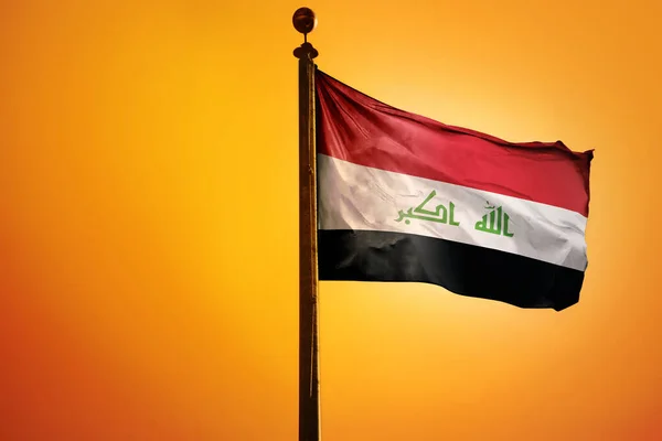 Bandeira Nacional Iraque Mastro Isolado Fundo Laranja — Fotografia de Stock