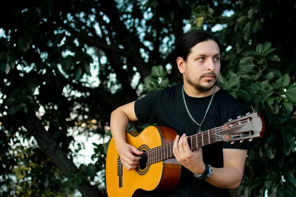 Caucasiano Tocando Guitarra Parque Dia Ensolarado — Fotografia de Stock