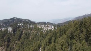 # Güzel bir drone manzarası # # Dağlarda yüksek çayırlarda # # kısmen karla kaplı #.