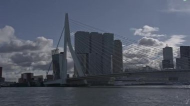 Rotterdam 'daki Erasmus Köprüsü' nde hareket halindeki teknelerin hızlandırılması