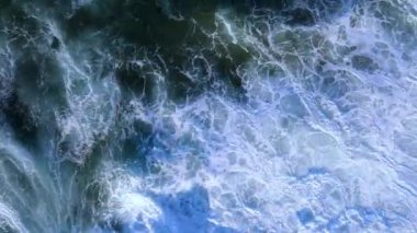 Okyanus çevresinde, Yeni Güney Galler 'de dalgaların çarpmasıyla oluşan yavaş bir hava hareketi.