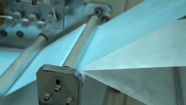 Μια Μηχανή Που Φτιάχνει Ιατρικές Μάσκες Προσώπου Στο Εργοστάσιο — Αρχείο Βίντεο