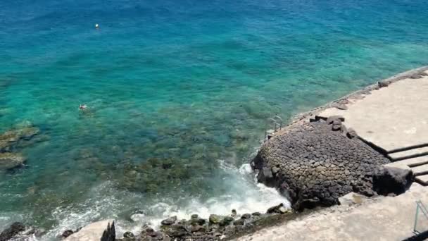 Kąpielisko Caleta Hierro Błękitnym Morzem Osobą Nurkowania Piękny Krajobraz Morski — Wideo stockowe