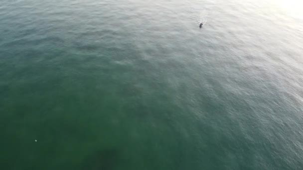 Une séquence aérienne d'un drone d'un petit bateau de pêche en eau libre bleue à Eastbourne, au Royaume-Uni